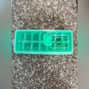 Ice Cube Tray With Removable Vented Lid